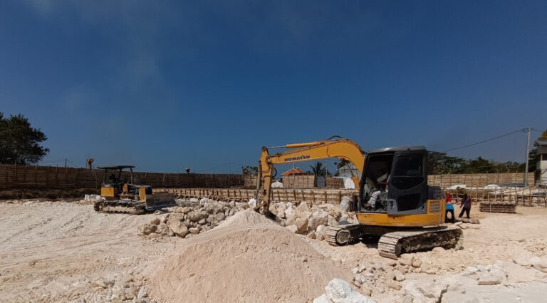 Alat Berat saat Proses Pembuatan Tambak Udang Milenial